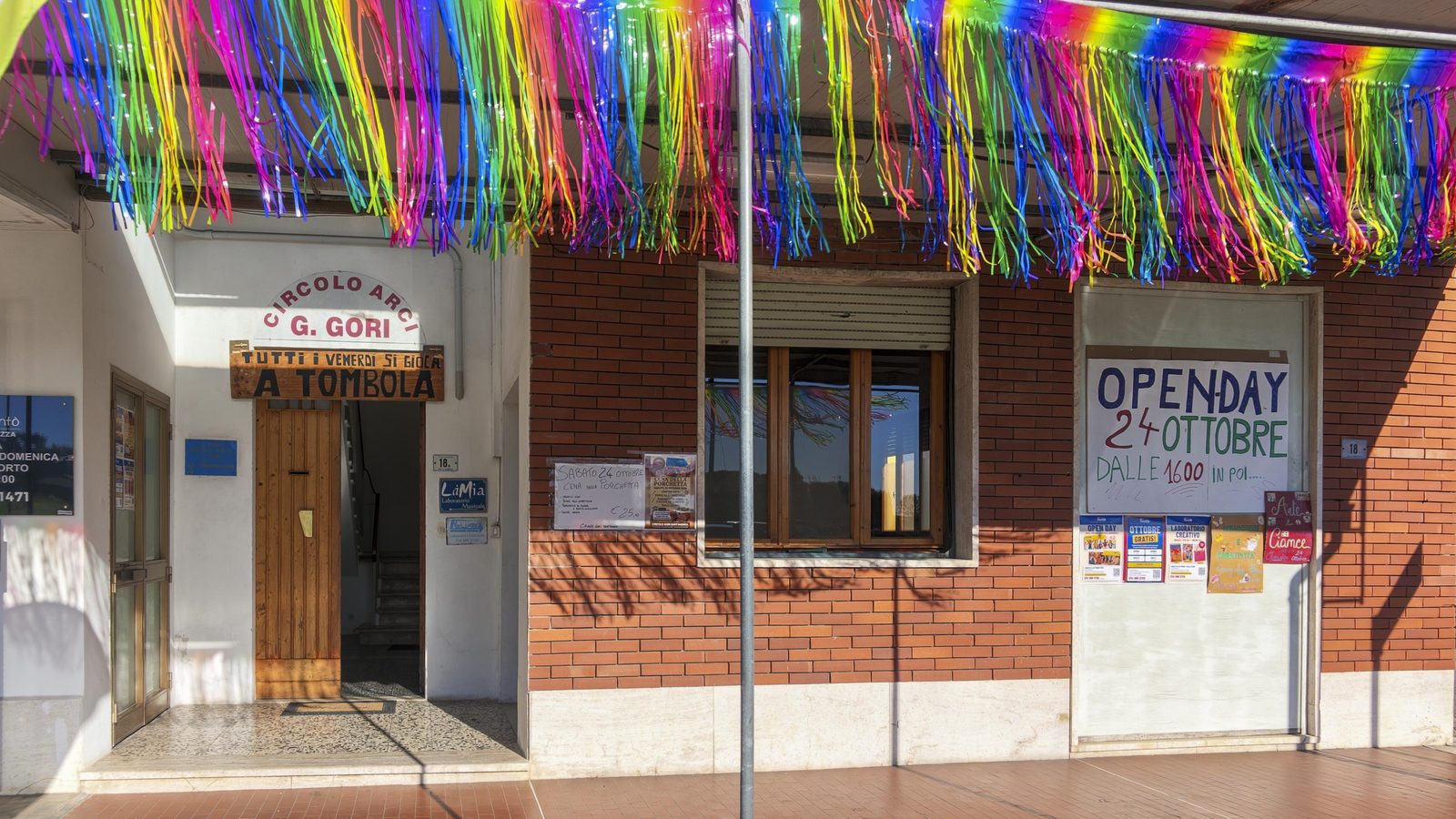 Ingresso del Circolo ARCI Gori di Santa Croce sull’Arno, sede dei corsi teatrali e dei laboratori No Limits, con festoni colorati e lo striscione dell’Open Day del 24 ottobre 2026