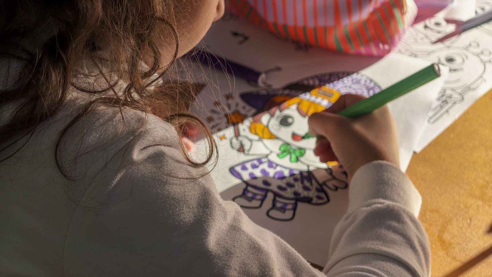 Una bambina colora un disegno durante l’Open Day di Gioca con Noi di No Limits APS