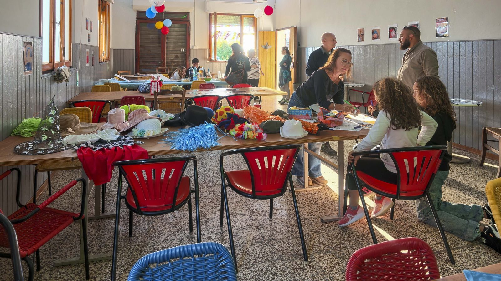 Adulti e bambini al tavolo durante l’Open Day di No Limits APS a Santa Croce sull’Arno
