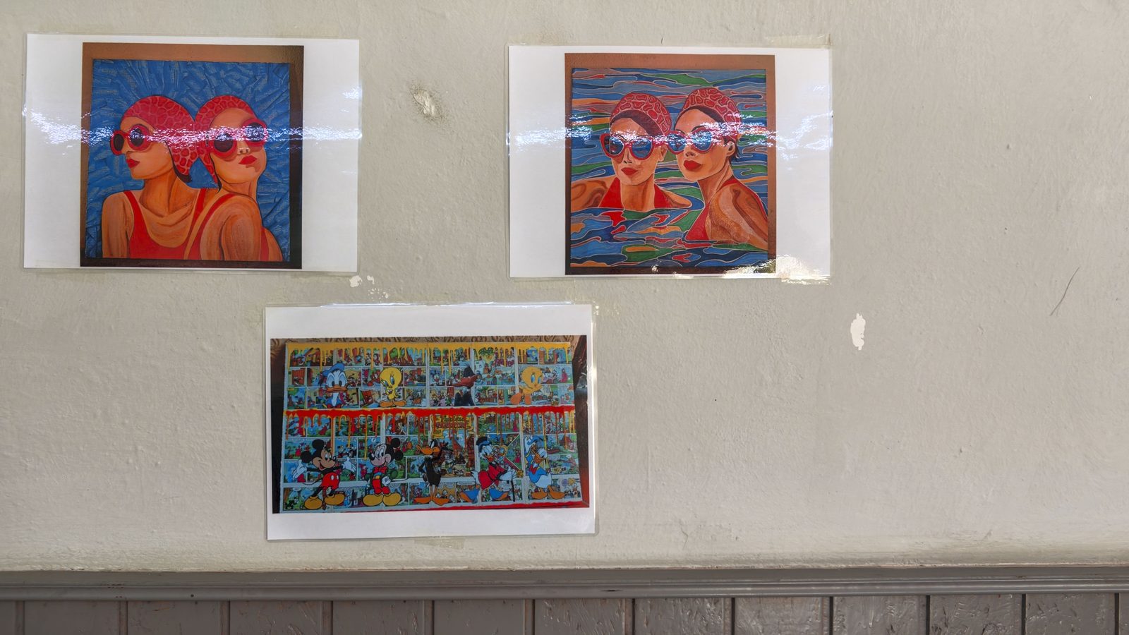 Quadri pop art del Laboratorio Creativo di No Limits APS esposti nella sala del Circolo Gori