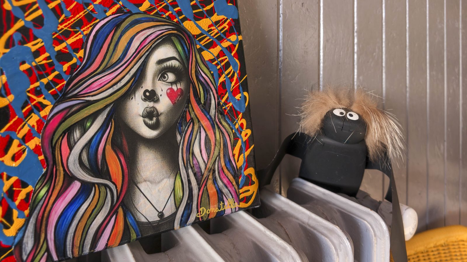 Quadro pop art e pupazzo di riciclo creati nel Laboratorio Creativo di No Limits APS