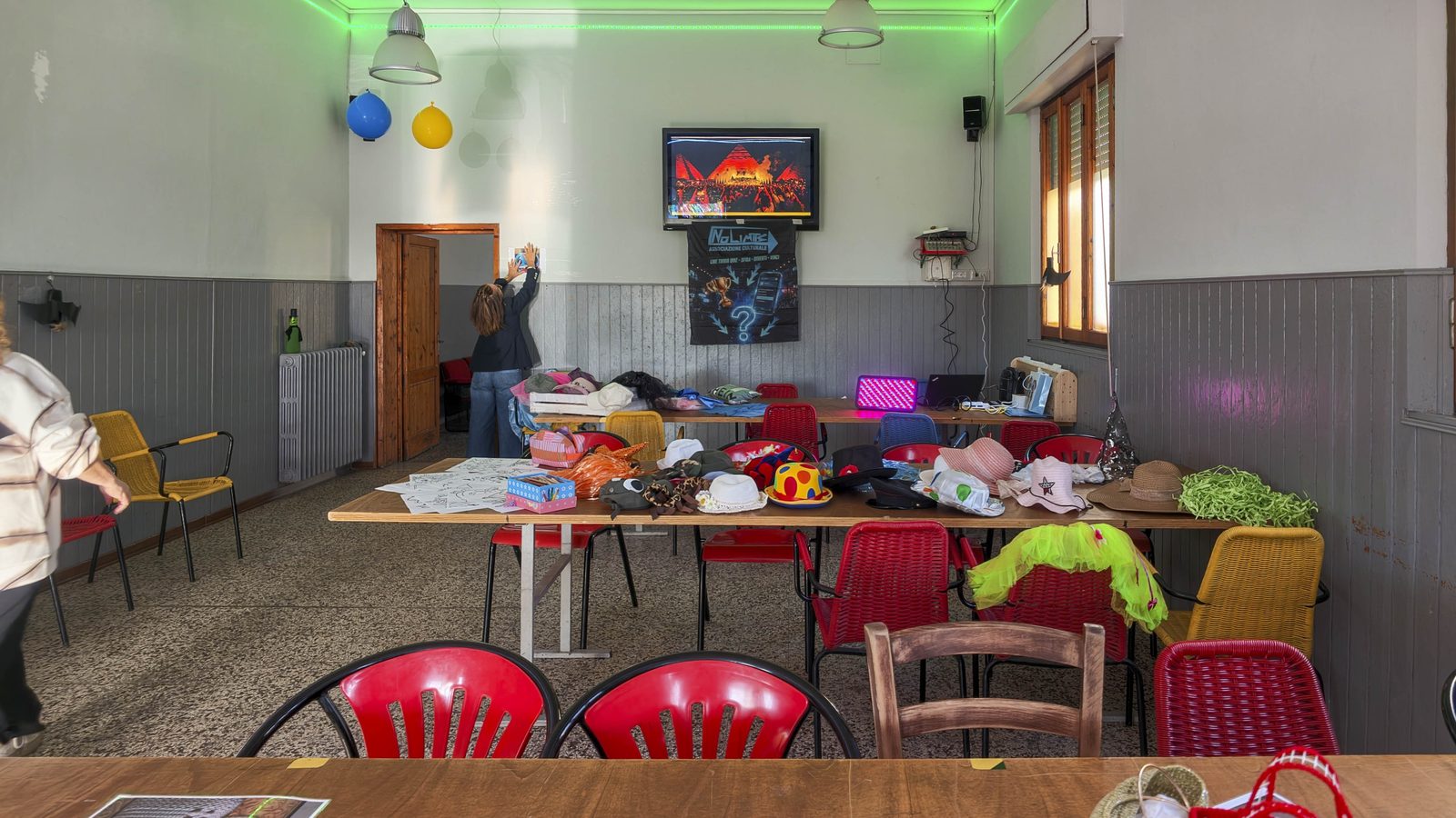 Sala del Circolo ARCI Gori allestita per l’Open Day di No Limits APS con tavoli, palloncini e luci colorate