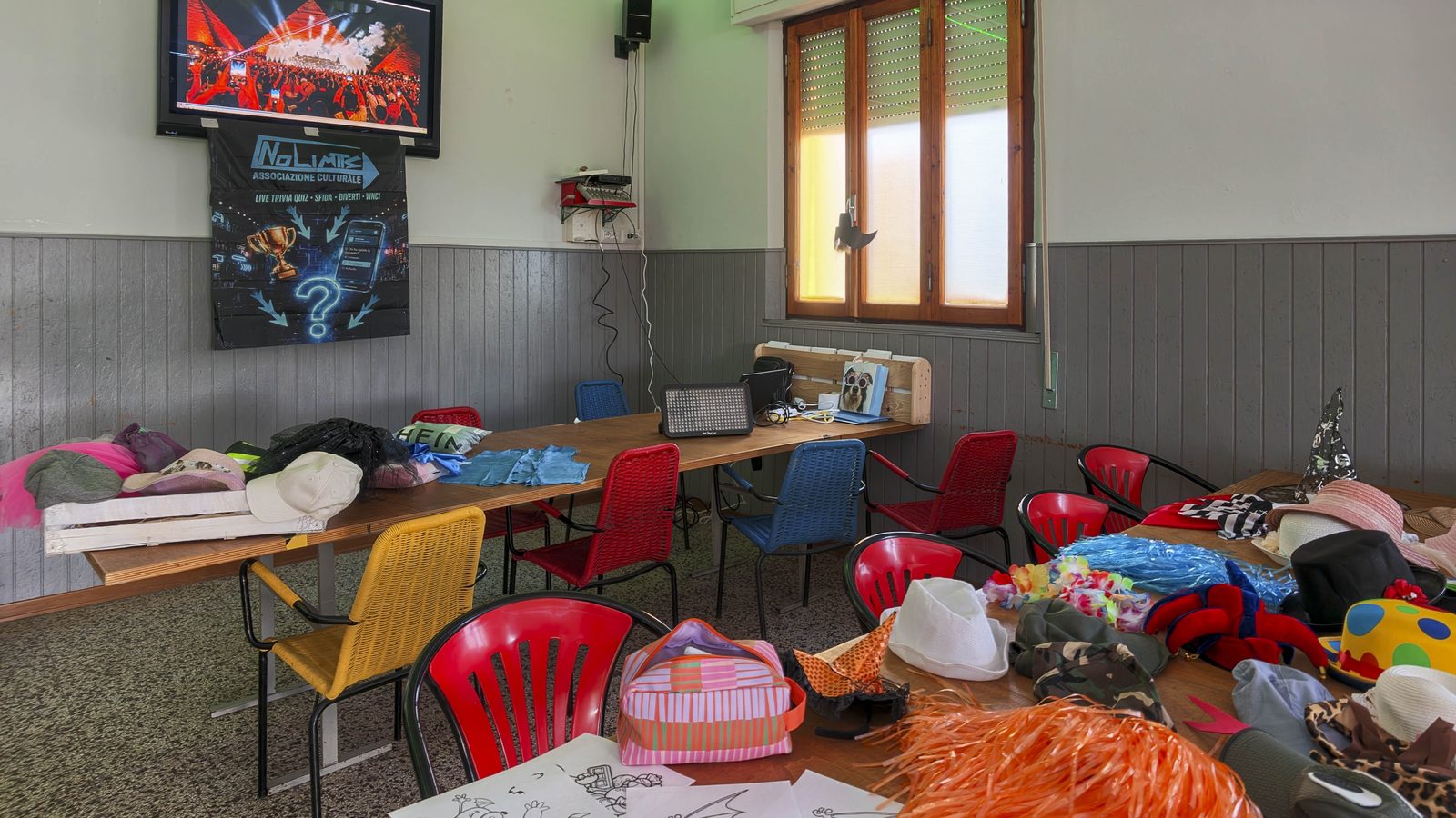 Tavolo con cappelli, parrucche e travestimenti per i giochi di Gioca con Noi all’Open Day No Limits