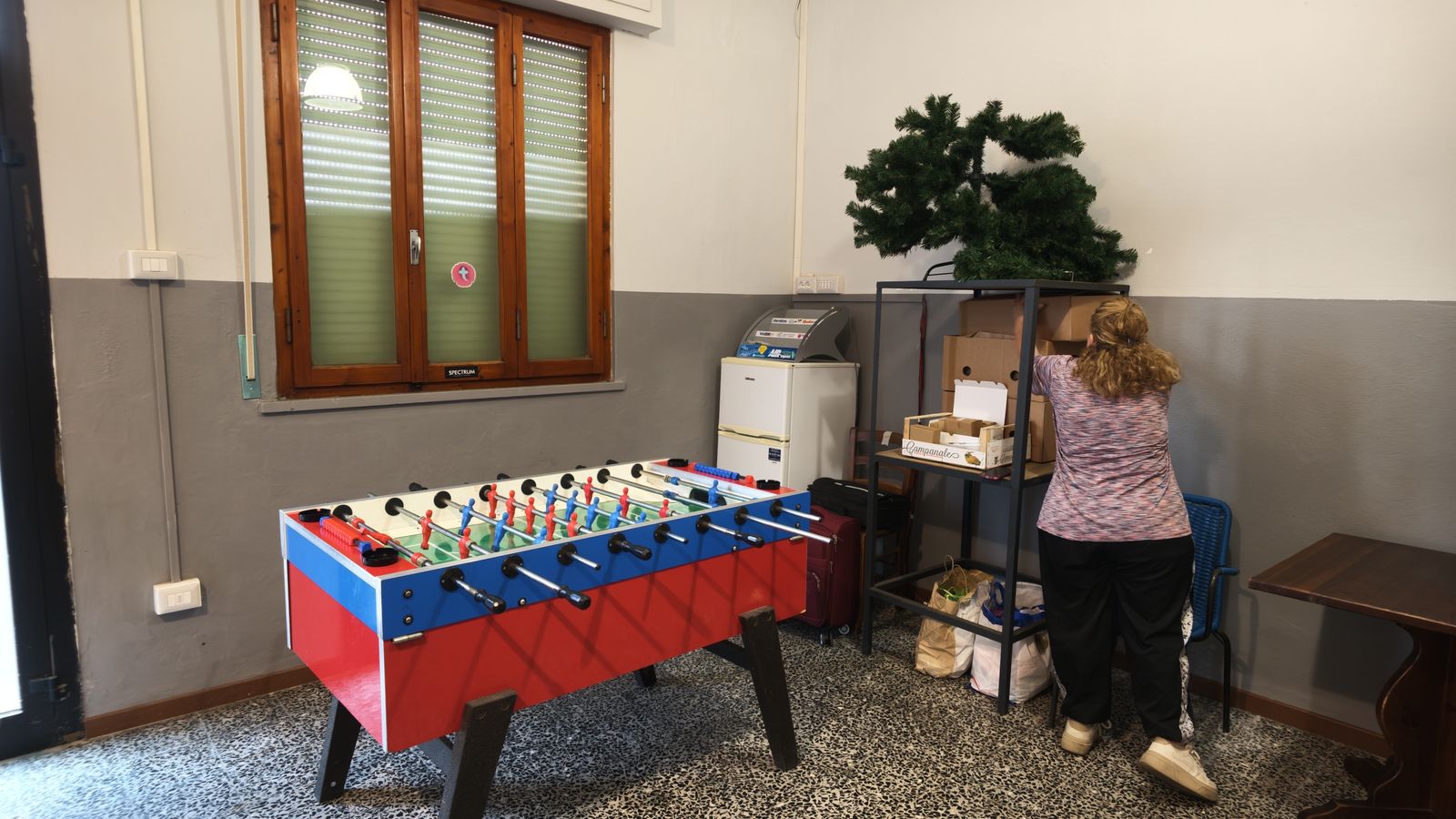 Sala del Circolo ARCI Gori con il calcio balilla durante i preparativi dell'Open Day