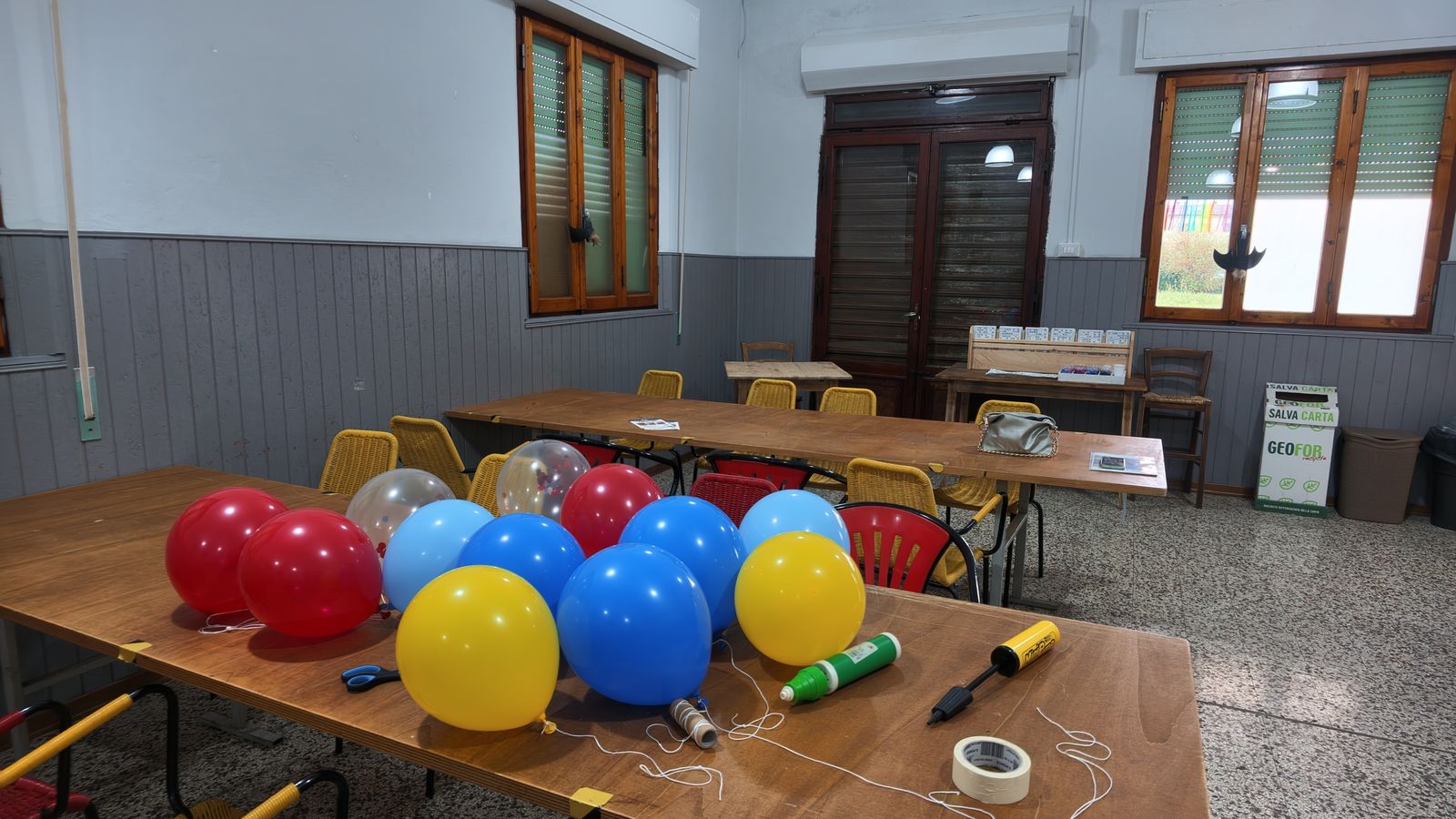 Preparativi dell'Open Day al Circolo ARCI Gori: palloncini colorati sui tavoli, tra gli eventi passati di No Limits
