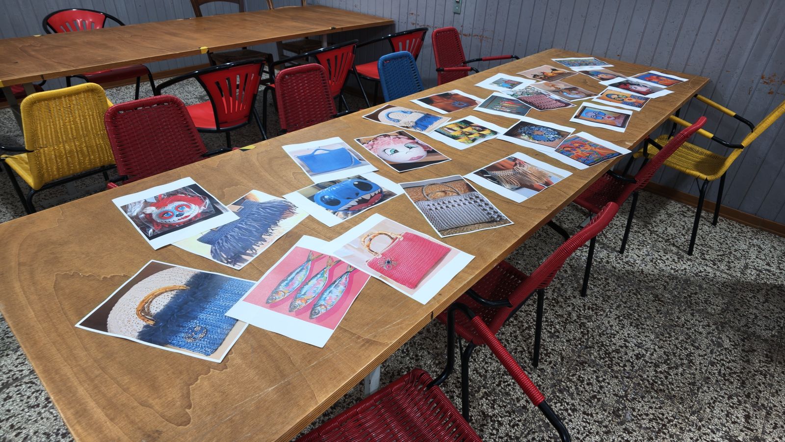 Lavori del laboratorio creativo esposti per l'Open Day: borse all'uncinetto e pop art