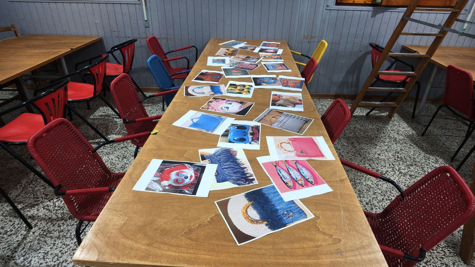 Particolare dei lavori dei laboratori creativi: borse all'uncinetto, vasetti pop art e fotografie