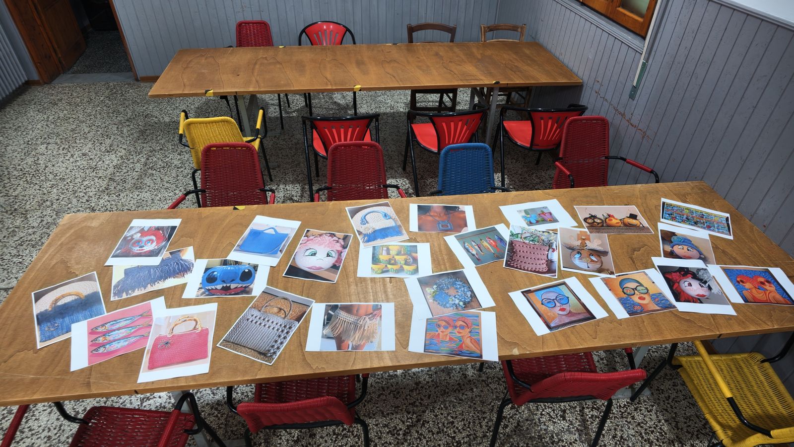 Tavolo con i lavori dei laboratori creativi esposti nella sala del Circolo ARCI Gori