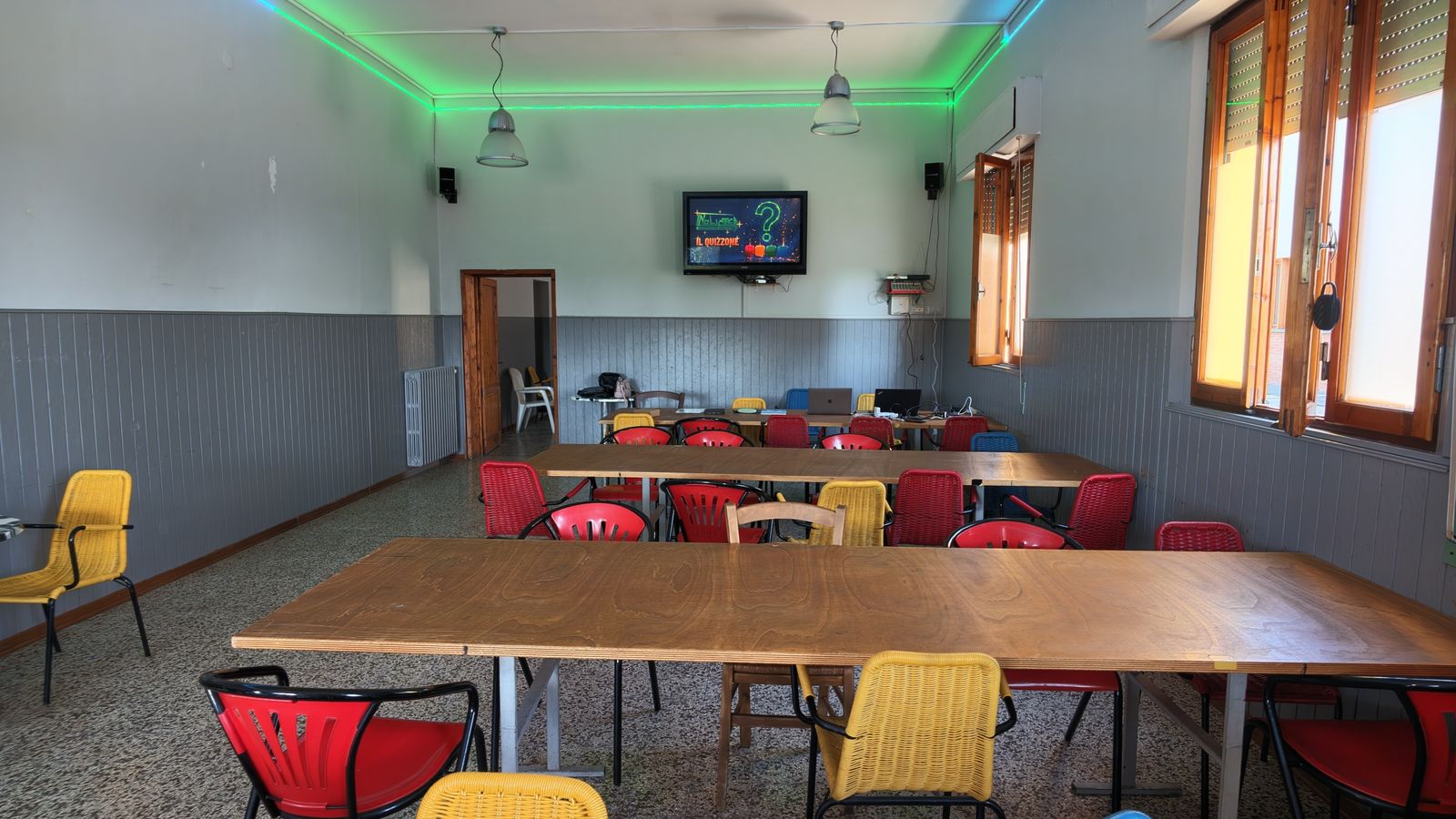 Sala del Circolo ARCI Gori pronta per la serata di prova di Quizzopoli, con schermo e luci verdi