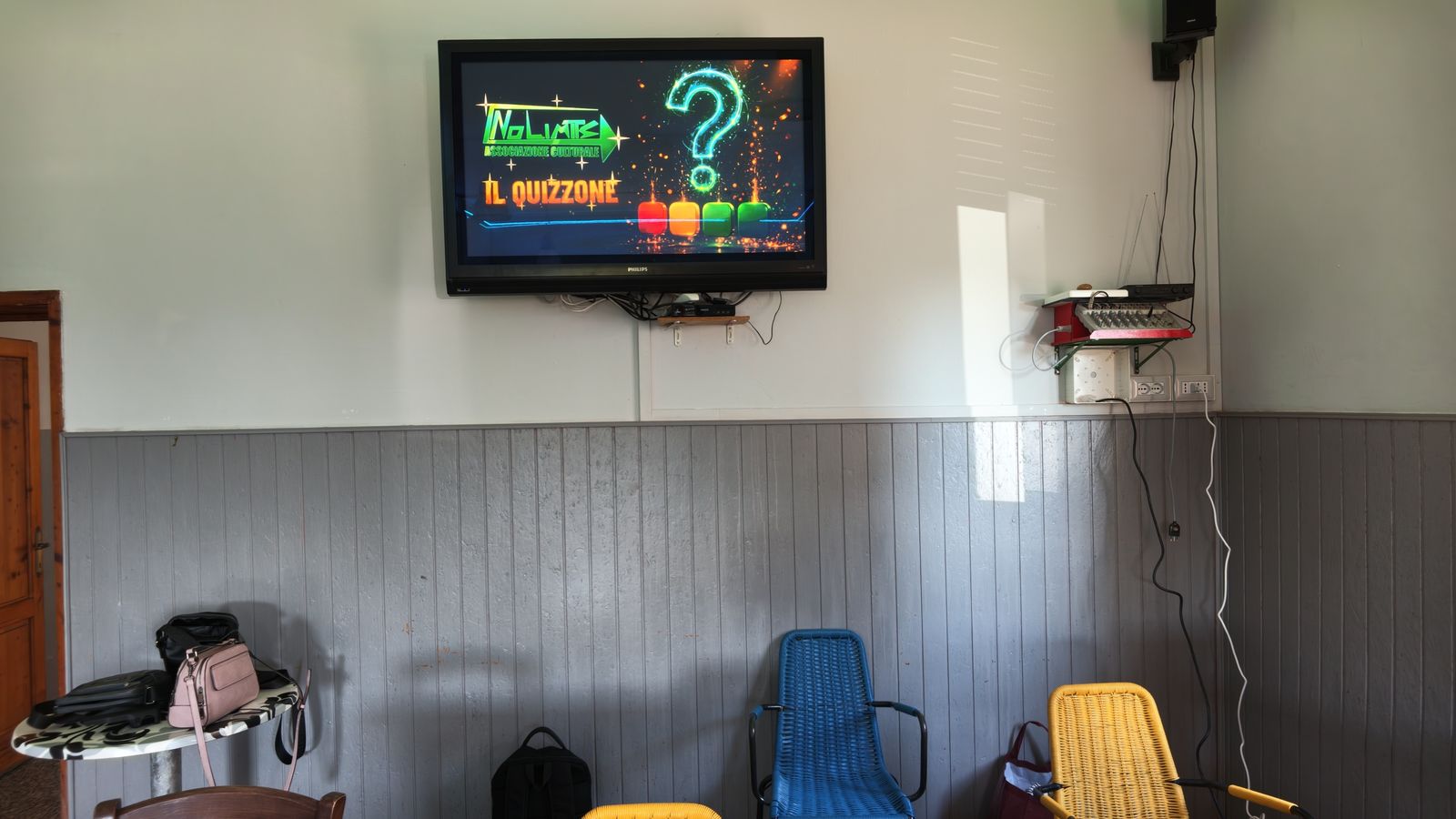 Schermata del quiz show dal vivo Quizzopoli sul maxischermo durante la serata di prova
